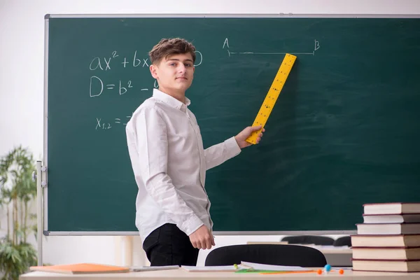 黒板の前で幾何学を勉強する男子 — ストック写真