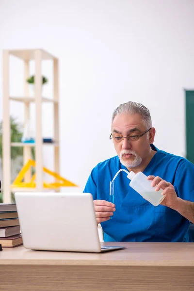 Oude mannelijke leraar scheikunde in de klas — Stockfoto