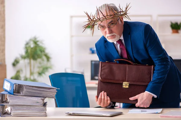 Alter männlicher Angestellter trägt stacheligen Kranz auf dem Kopf — Stockfoto