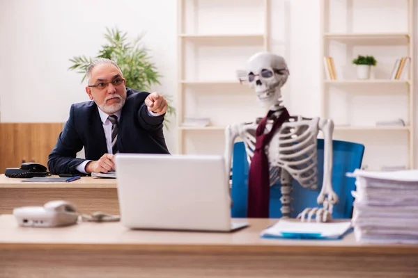 Employé décédé travaillant dans le bureau — Photo