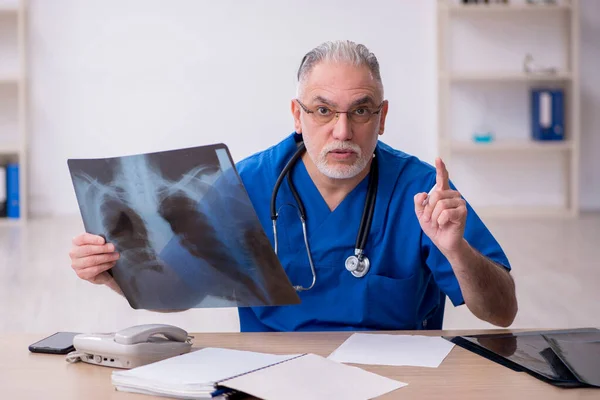 В клинике работает старый врач-рентгенолог — стоковое фото