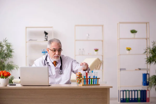 Vecchio medico farmacista di sesso maschile che lavora in clinica — Foto Stock