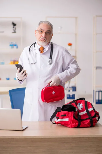 Alte Arzthelferin im Erste-Hilfe-Konzept — Stockfoto