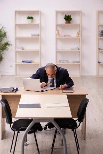 Viejo empleador sentado en la oficina — Foto de Stock