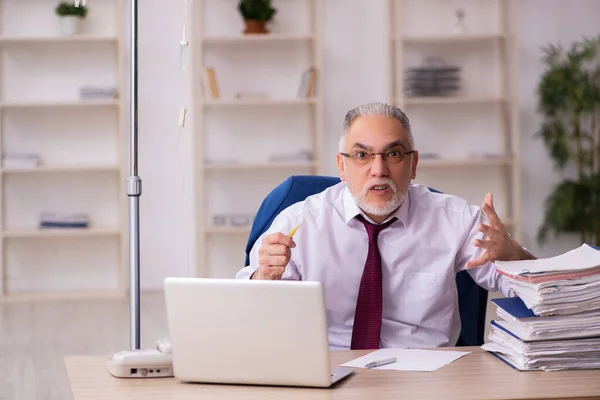 Viejo empleado masculino en concepto de transfusión de sangre — Foto de Stock