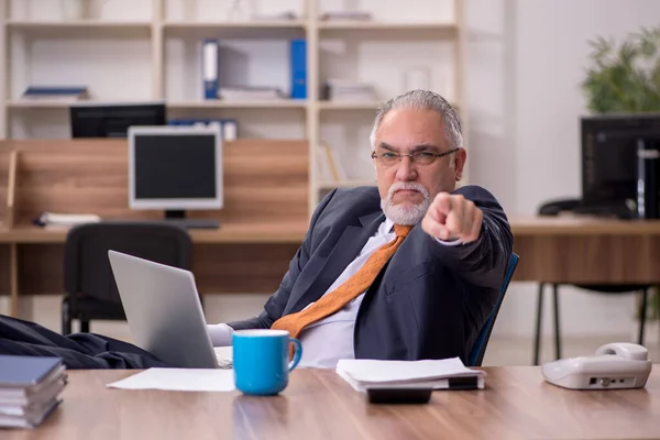 Viejo empleado que trabaja en la oficina — Foto de Stock