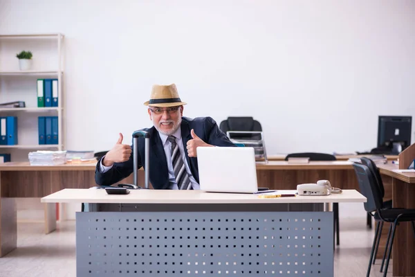 Vecchio dipendente maschile che si prepara per viaggiare in ufficio — Foto Stock