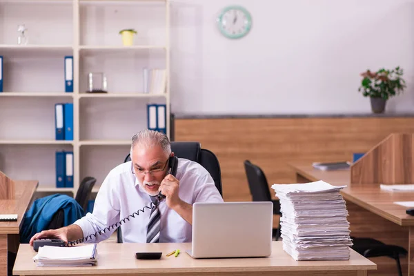 Viejo empleado descontento con el exceso de trabajo en la oficina —  Fotos de Stock