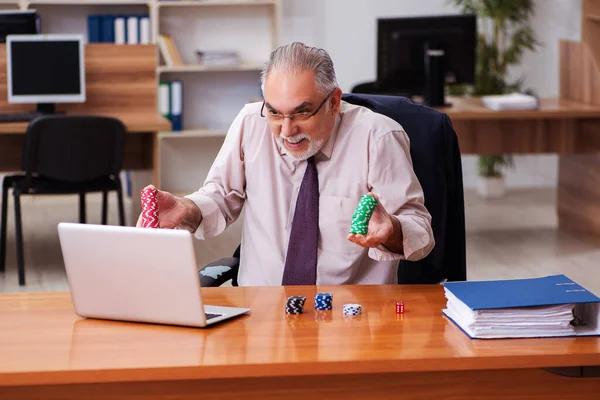 Viejo empleado masculino en concepto de juego en el lugar de trabajo — Foto de Stock