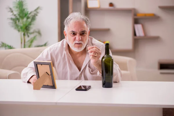Viudo viejo bebiendo alcohol en casa —  Fotos de Stock