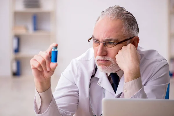 Old male doctor in vaccination concept — Stock Photo, Image