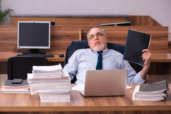 Vecchio dipendente maschio e troppo lavoro in ufficio — Foto Stock