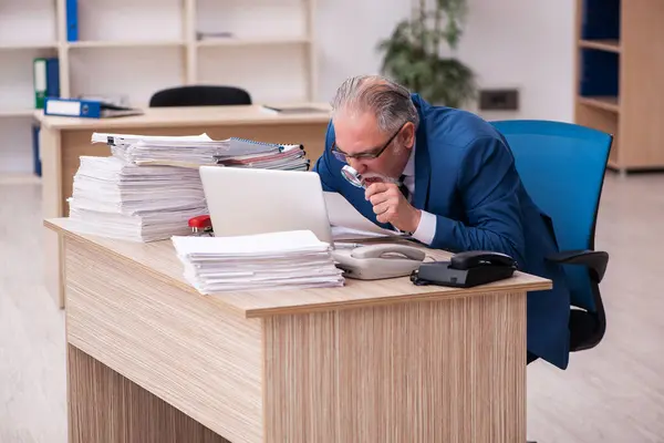 Gammal manlig anställd och för mycket arbete på kontoret — Stockfoto