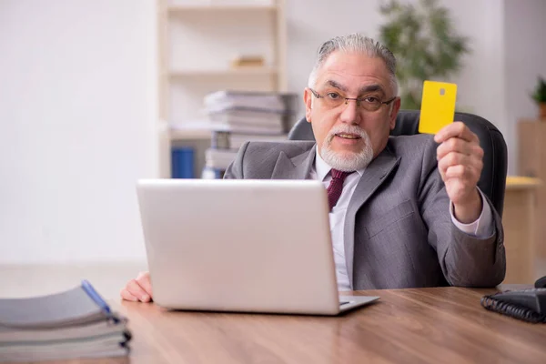 Old male employee in ecommerce concept — Stock Photo, Image