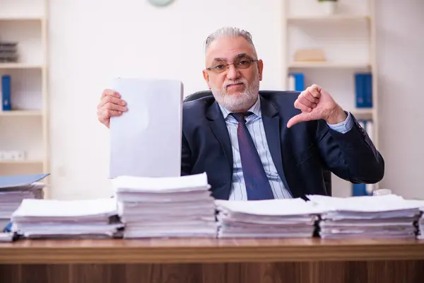 Vecchio impiegato uomo d'affari infelice con il lavoro eccessivo in ufficio — Foto Stock