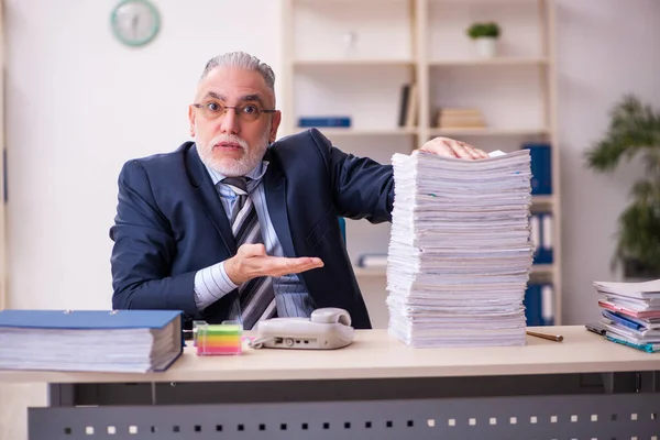 Alter Geschäftsmann Mitarbeiter unzufrieden mit exzessiver Arbeit im Büro — Stockfoto