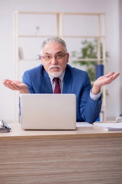 Vecchio dipendente maschio e troppo lavoro in ufficio — Foto Stock