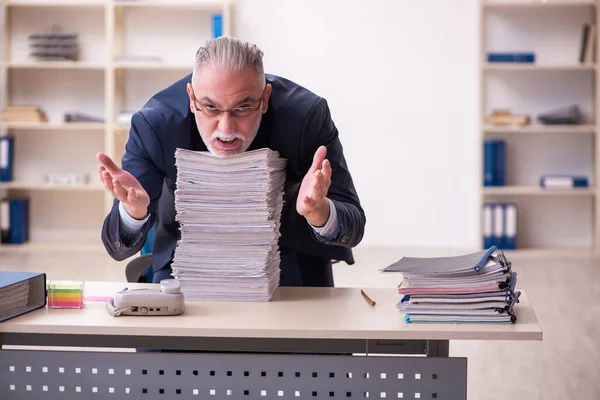 Velho empresário empregado infeliz com excesso de trabalho no escritório — Fotografia de Stock