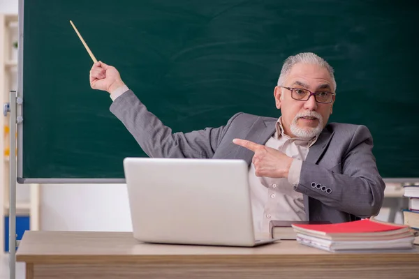 Velho professor na frente do quadro negro — Fotografia de Stock