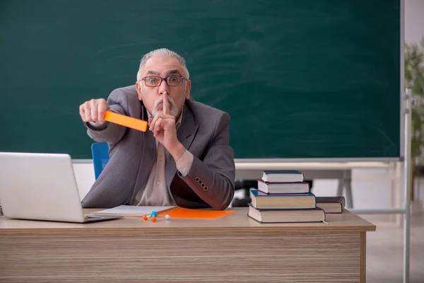 Alte männliche Lehrer stehen Schlange vor der Tafel — Stockfoto