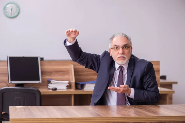 Velho empresário empregado sentado no escritório — Fotografia de Stock