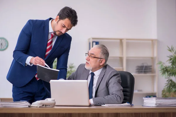 Dois empregados do sexo masculino que trabalham no escritório — Fotografia de Stock