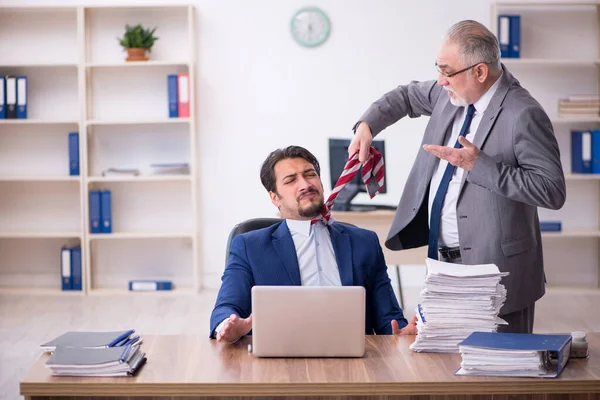Deux employés masculins travaillant au bureau dans le concept de l'intimidation — Photo