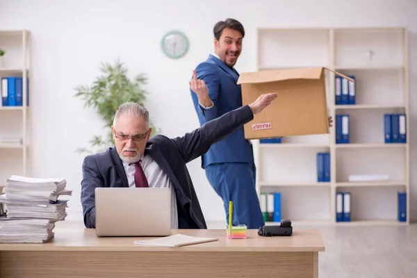 Dos empleados masculinos en concepto de despido — Foto de Stock