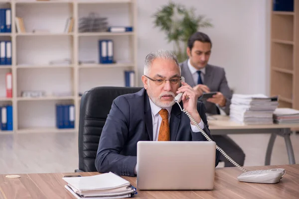 Dos empleados sentados en el trabajo —  Fotos de Stock