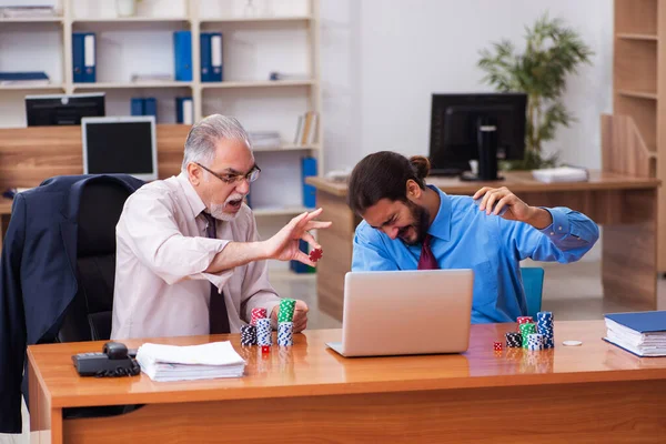 Dois empregados do sexo masculino jogando cartas no local de trabalho — Fotografia de Stock