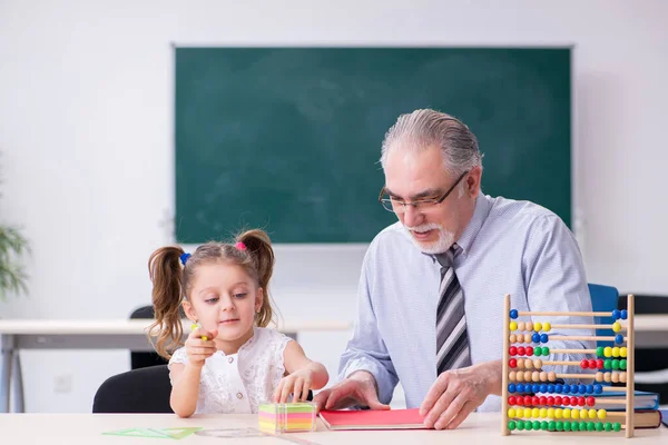 Viejo profesor y colegiala en la escuela —  Fotos de Stock