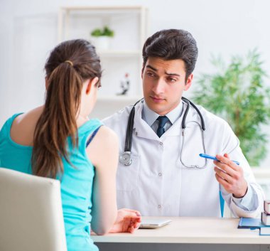 Doktor iskeletteki yaraları hastaya gösteriyor.