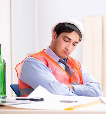 Atölyede çalışan sarhoş mühendis.