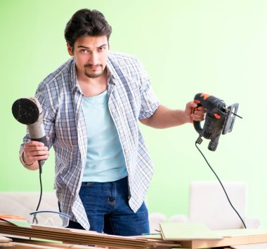 Atölyesinde çalışan marangoz.