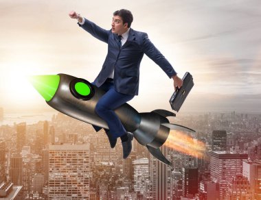 İş konseptinde roketle uçan erkek işadamı