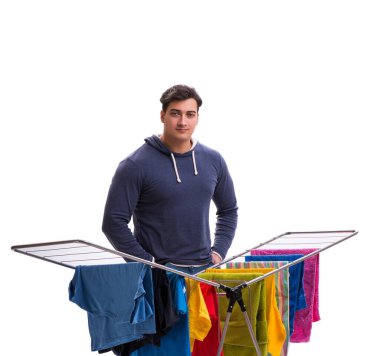 Çamaşır yıkayan koca beyaz tenli.