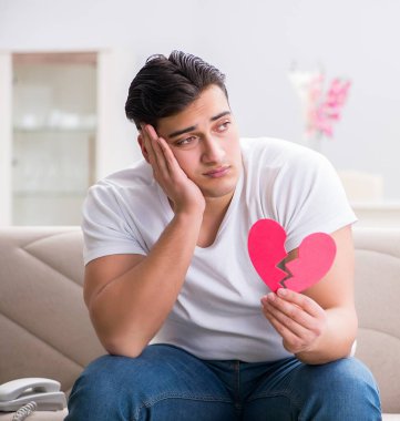 Üzgün Aziz Sevgililer Günü konsepti içinde genç bir adam