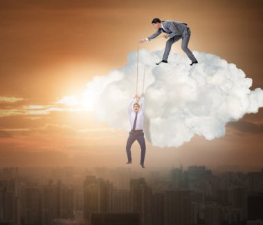 İş adamı halat çekerek meslektaşını kurtarıyor