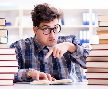 İnek öğrenci üniversite sınavlarına hazırlanıyor.