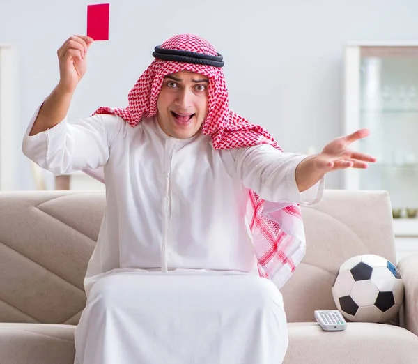 Árabe hombre viendo deporte fútbol en tv — Foto de Stock