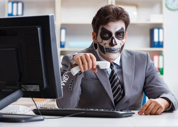 Businessmsn cu mască de față înfricoșătoare care lucrează în birou — Fotografie, imagine de stoc