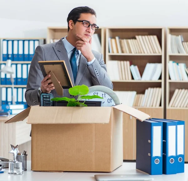 Homme déménageant bureau avec boîte et ses effets personnels — Photo