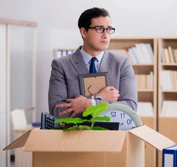 Man flyttar kontor med låda och hans tillhörigheter — Stockfoto