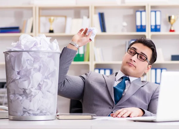 Unternehmer mit Papier-Recycling-Konzept im Amt — Stockfoto