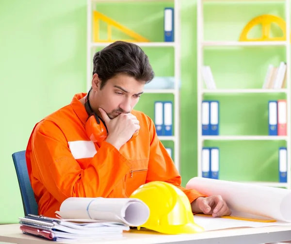 Supervisor da construção que planeia novo projecto no escritório — Fotografia de Stock