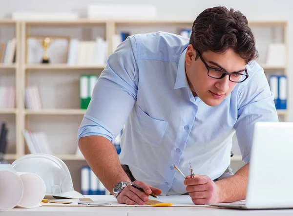 Manlig ingenjör som arbetar med ritningar och ritningar — Stockfoto