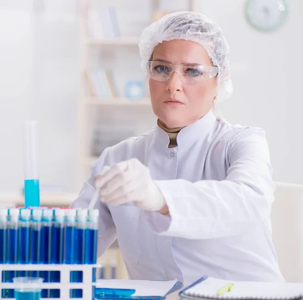 Mulher química que trabalha no laboratório de clínica hospitalar — Fotografia de Stock