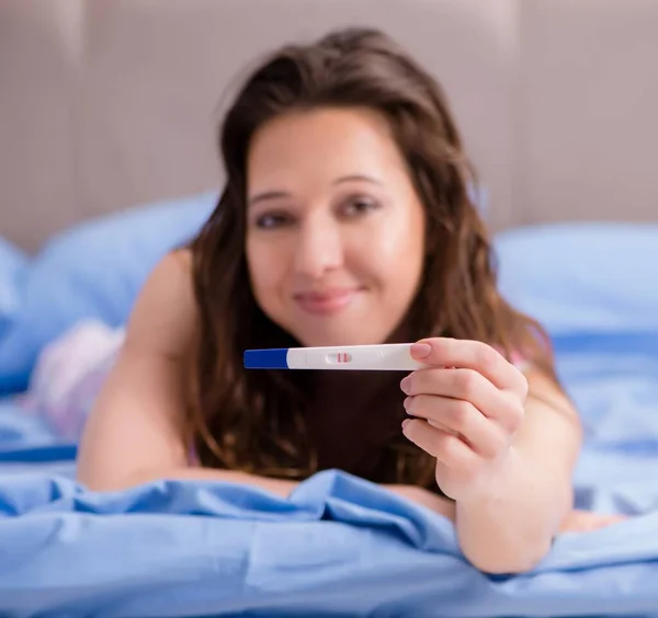 Kadın pozitif hamilelik testini keşfediyor. — Stok fotoğraf