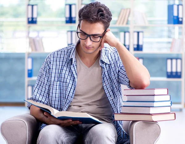 Livros de leitura de estudantes e preparação para exames na biblioteca — Fotografia de Stock