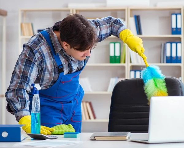 Ofiste çalışan erkek temizlikçi.